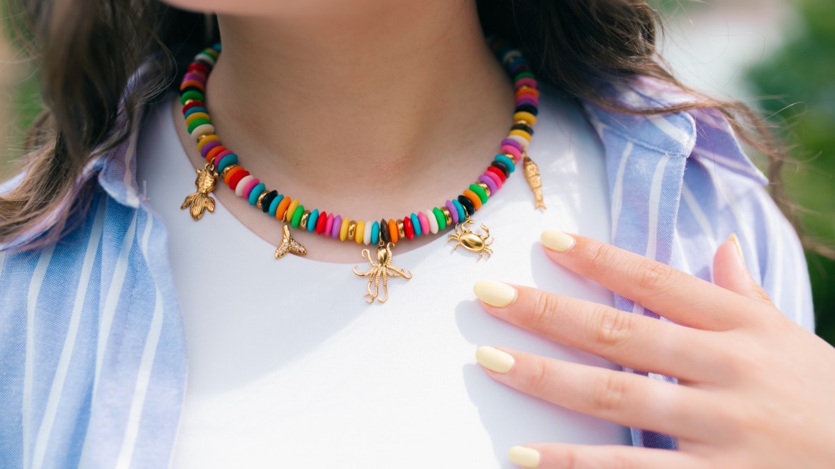 Collier en perles os colorées et pendentifs en acier inox Collier en perles os colorées et pendentifs en acier inox