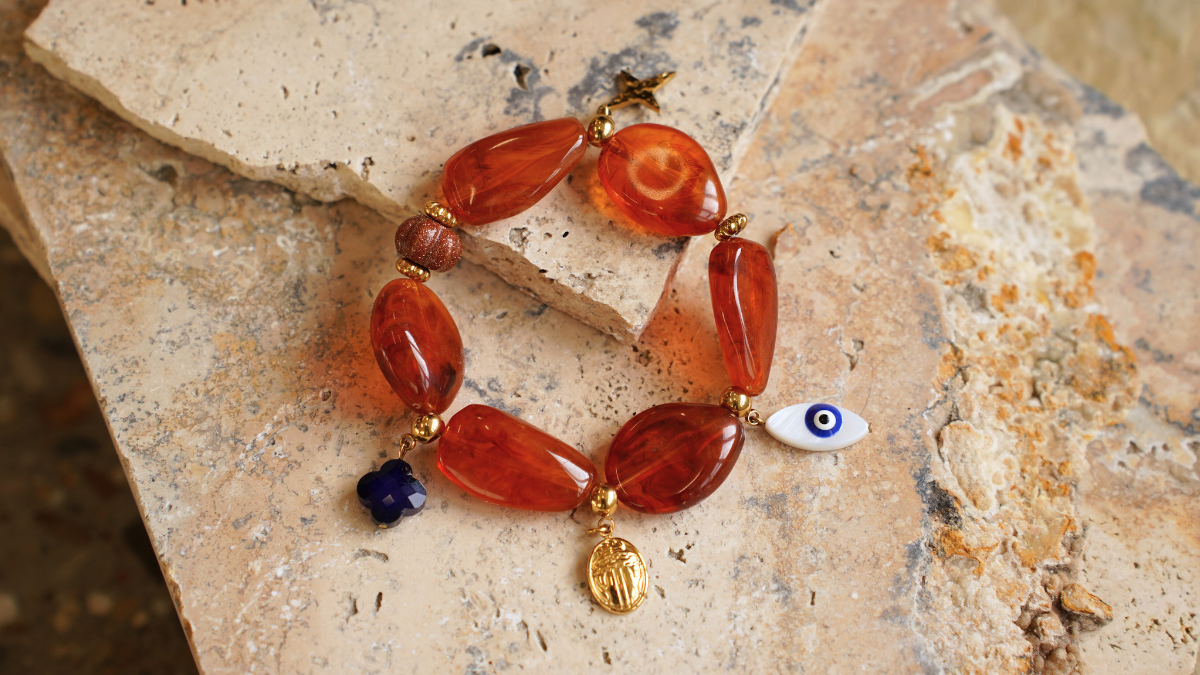 Bracelet perles en résine et breloques en acier inoxydable Bracelet perles en résine et breloques en acier inoxydable