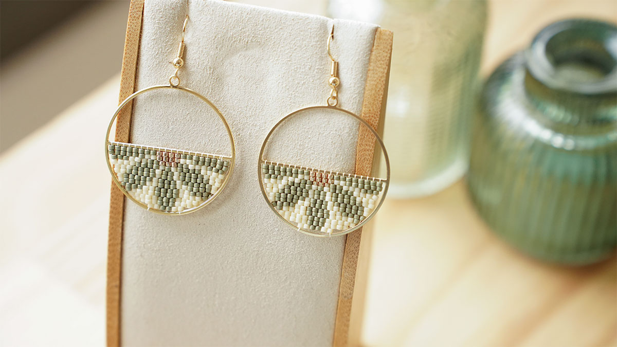 Boucles d'oreilles demi fleur en tissage Boucles d'oreilles demi fleur en tissage