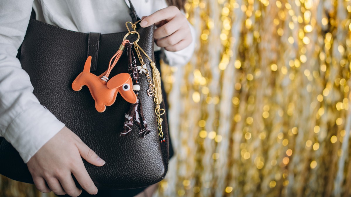 Bijou de sac avec pendentif teckel, pompons et bandana Bijou de sac avec pendentif teckel, pompons et bandana