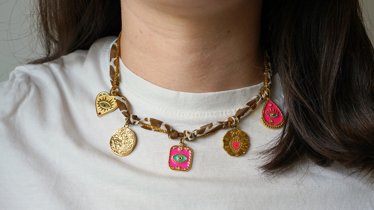 Schéma Ruban de soie motif vache et breloques dorées Schéma Ruban de soie motif vache et breloques dorées