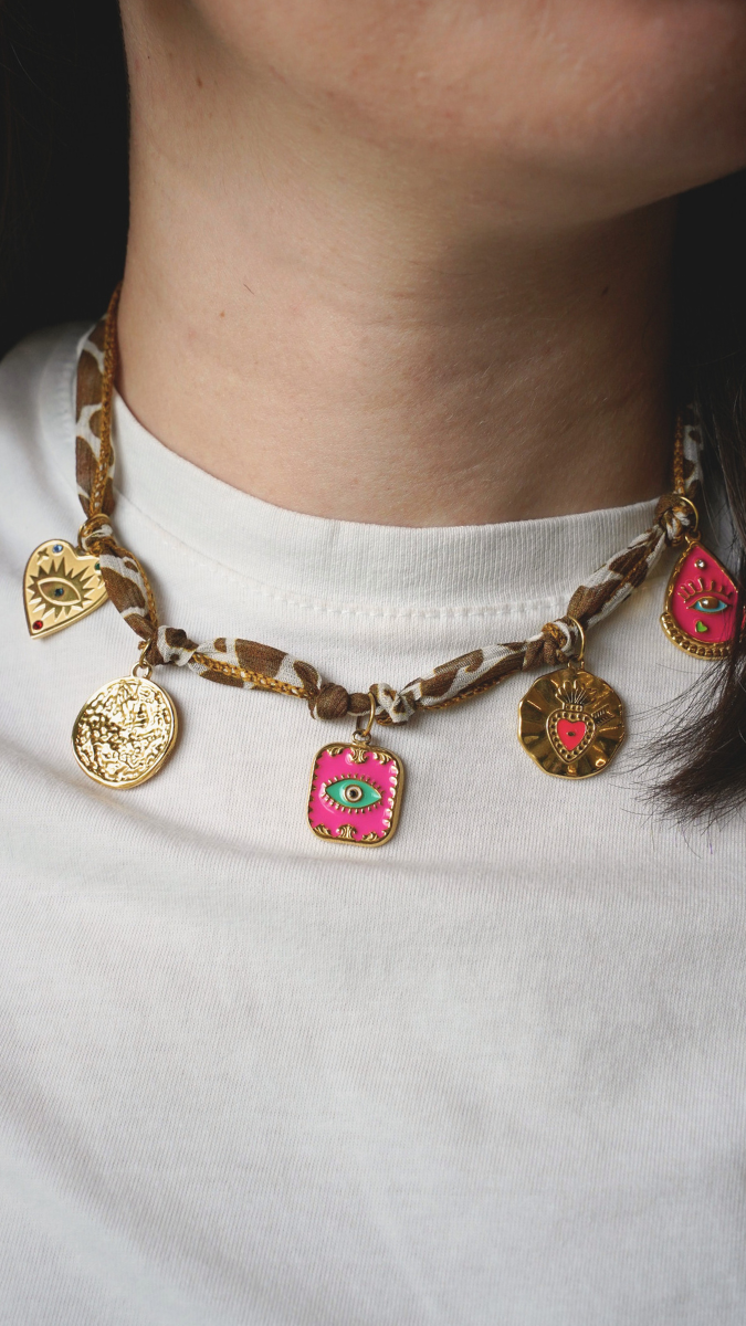 Schéma Ruban de soie motif vache et breloques dorées Schéma Ruban de soie motif vache et breloques dorées