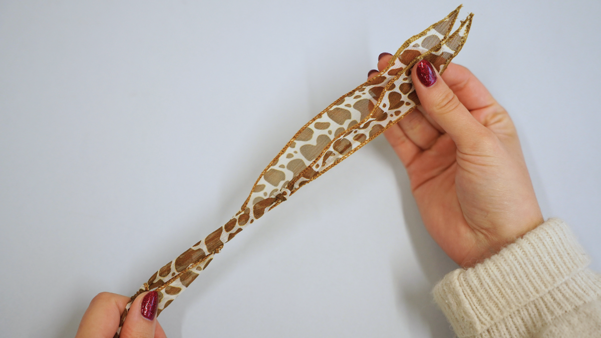 Ruban de soie motif vache et breloques dorées : Etape 1 Ruban de soie motif vache et breloques dorées : Etape 1