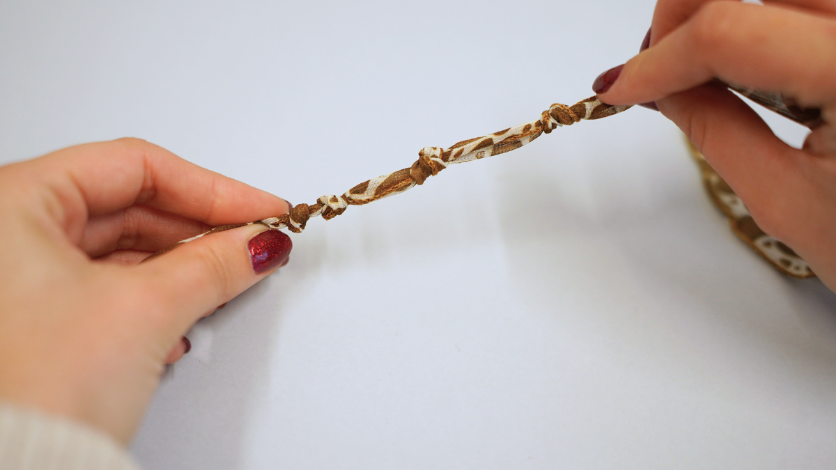 Ruban de soie motif vache et breloques dorées : Etape 2 Ruban de soie motif vache et breloques dorées : Etape 2