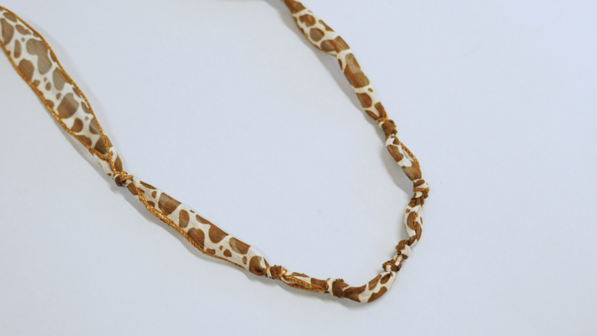 Ruban de soie motif vache et breloques dorées : Etape 3 Ruban de soie motif vache et breloques dorées : Etape 3