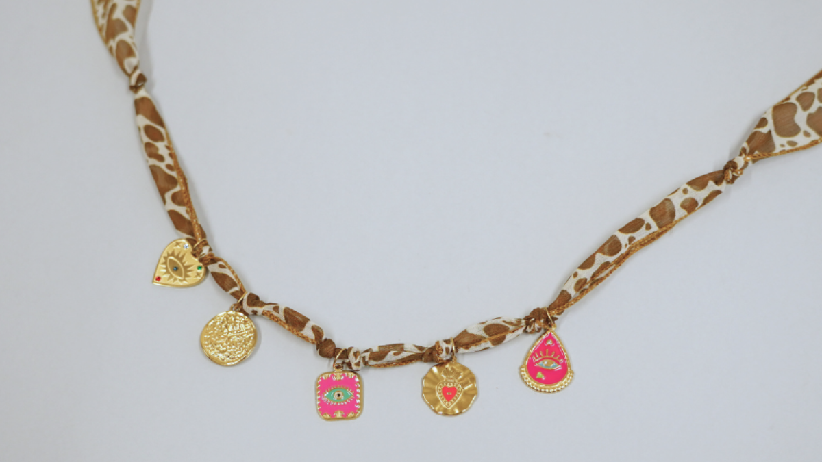 Ruban de soie motif vache et breloques dorées : Etape 5 Ruban de soie motif vache et breloques dorées : Etape 5