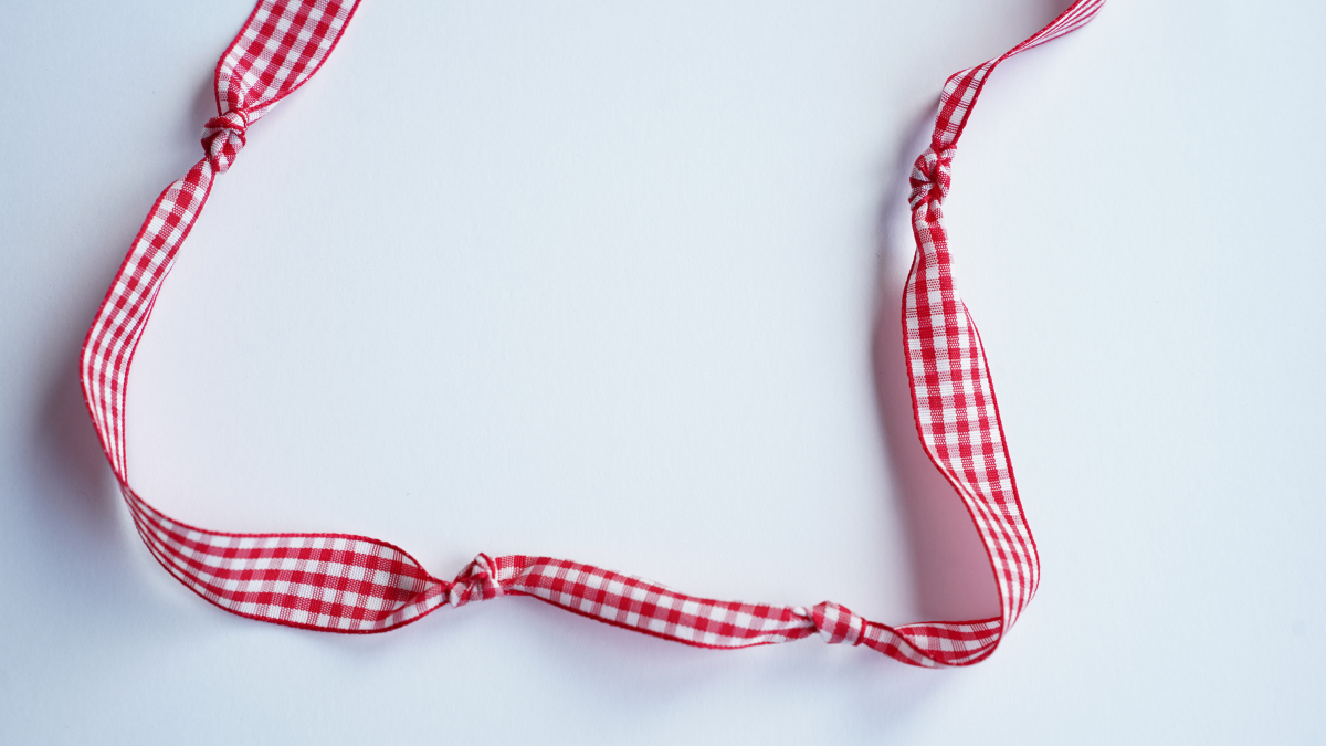 Collier ruban Vichy et breloques coeurs : Etape 2 Collier ruban Vichy et breloques coeurs : Etape 2