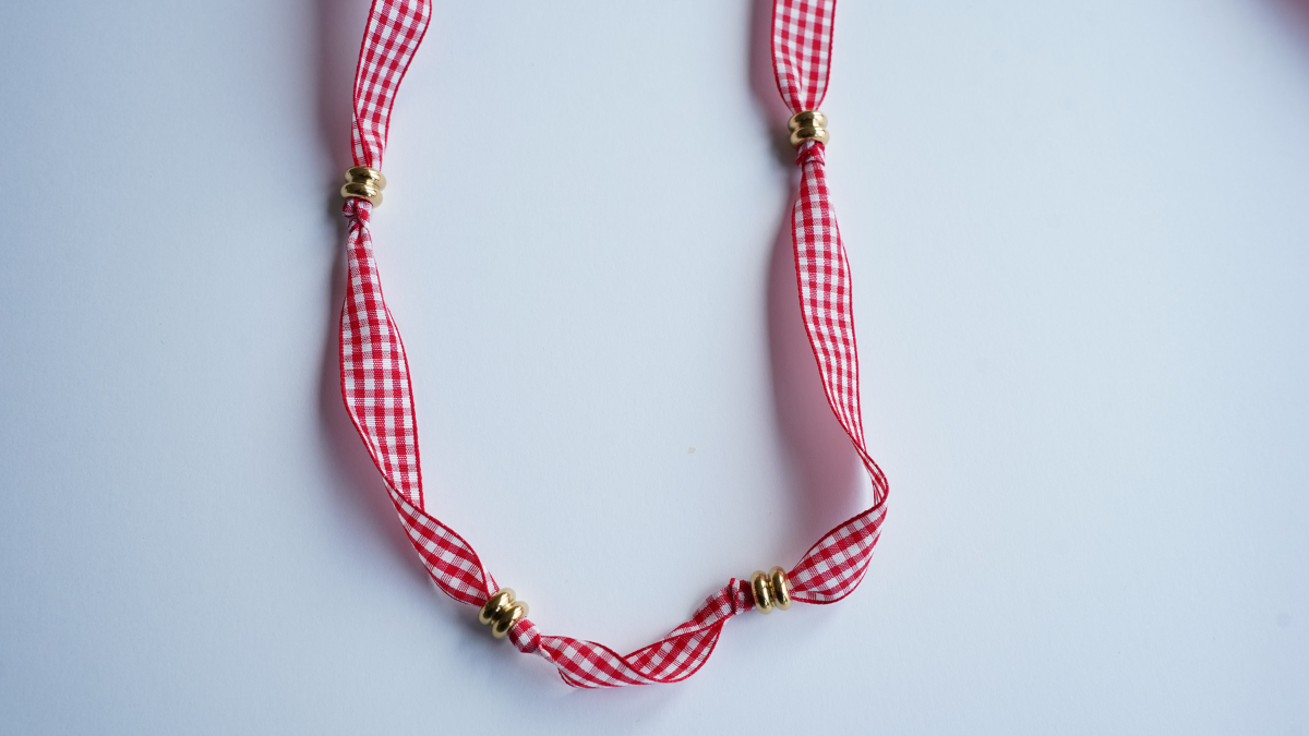 Collier ruban Vichy et breloques coeurs : Etape 3 Collier ruban Vichy et breloques coeurs : Etape 3