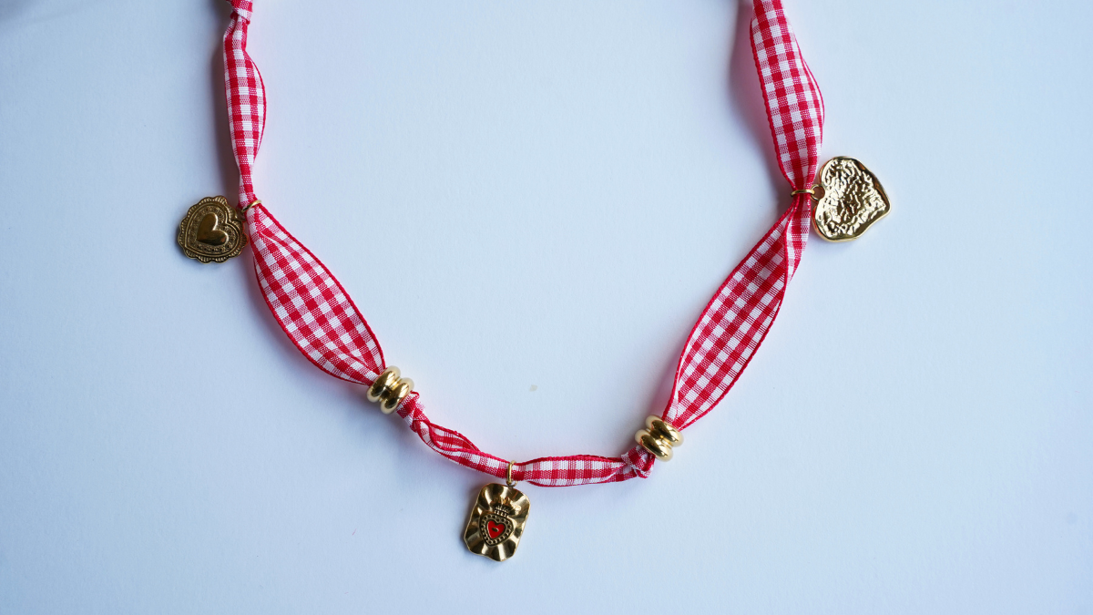 Collier ruban Vichy et breloques coeurs : Etape 4 Collier ruban Vichy et breloques coeurs : Etape 4
