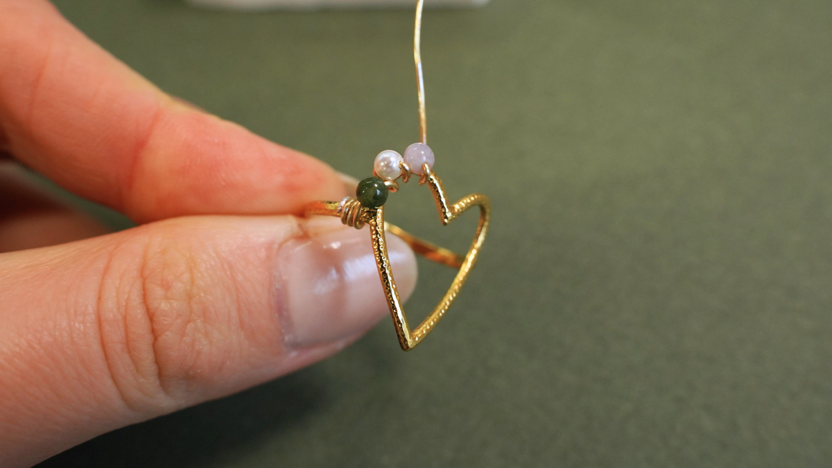 DIY Bague cœur et perles en pierre gemme : Etape 5 DIY Bague cœur et perles en pierre gemme : Etape 5