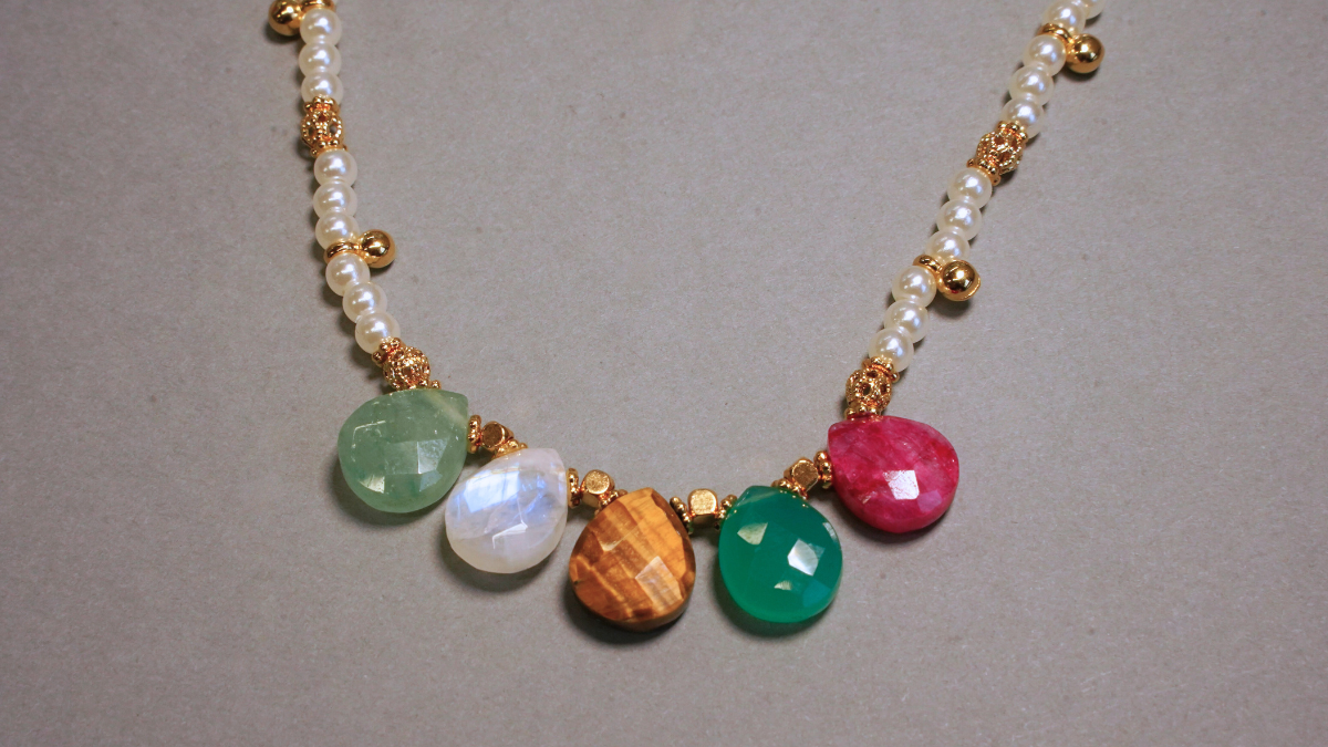 Collier pendentifs en pierre gemme et perles nacrées : Etape 4 Collier pendentifs en pierre gemme et perles nacrées : Etape 4