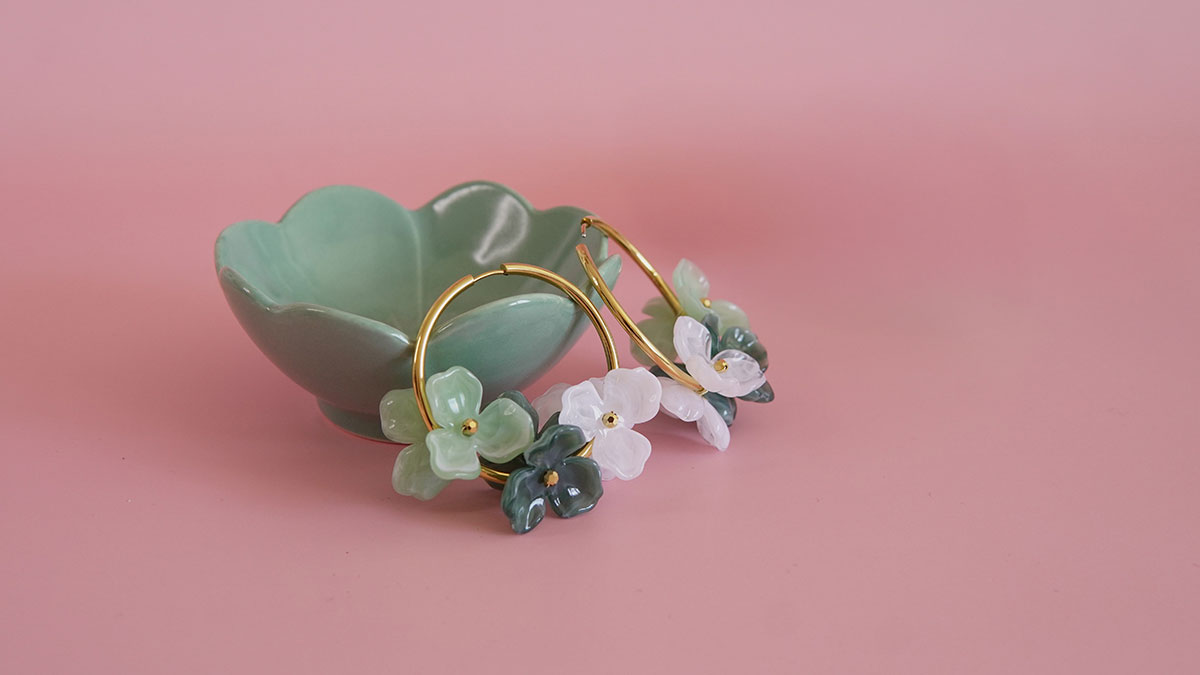 Schéma Créoles en acier inox doré avec des fleurs Schéma Créoles en acier inox doré avec des fleurs