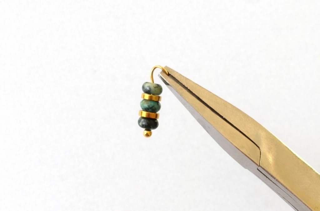 Boucles d'oreilles en acier inoxydable et breloques en pierres naturelles : Etape 1 Boucles d'oreilles en acier inoxydable et breloques en pierres naturelles : Etape 1