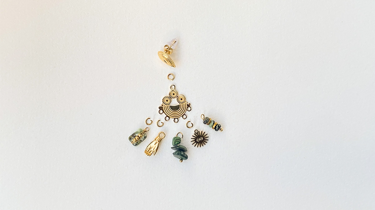 Boucles d'oreilles en acier inoxydable et breloques en pierres naturelles : Etape 2 Boucles d'oreilles en acier inoxydable et breloques en pierres naturelles : Etape 2