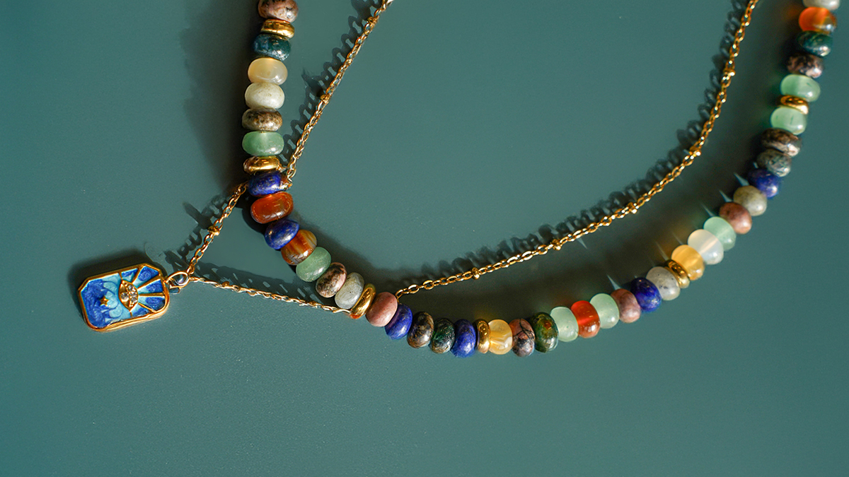 Schéma Collier double rang en perles gemmes et chaîne acier inoxydable doré avec pendentif Schéma Collier double rang en perles gemmes et chaîne acier inoxydable doré avec pendentif
