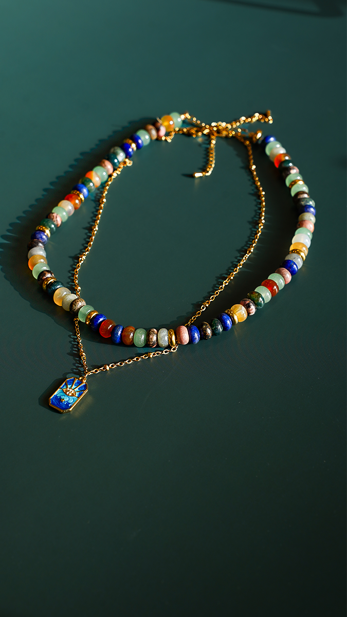Schéma Collier double rang en perles gemmes et chaîne acier inoxydable doré avec pendentif Schéma Collier double rang en perles gemmes et chaîne acier inoxydable doré avec pendentif