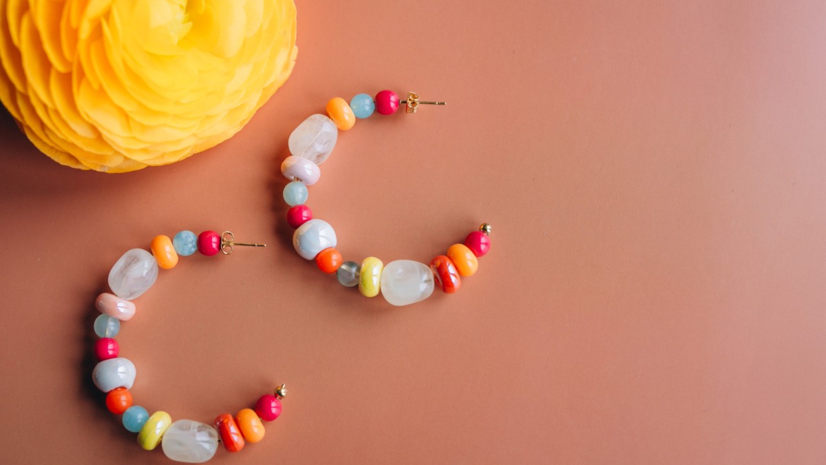 Boucles d'oreilles avec mix de perles colorées Boucles d'oreilles avec mix de perles colorées