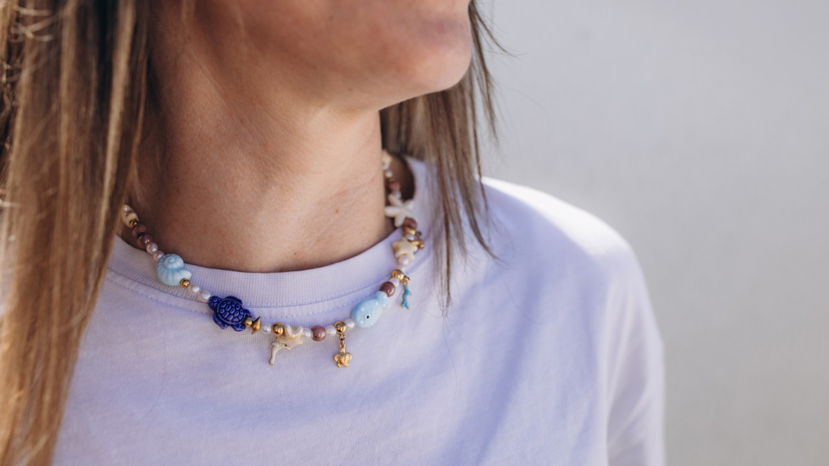 Collier avec perles céramiques et perles d'eau douce Collier avec perles céramiques et perles d'eau douce