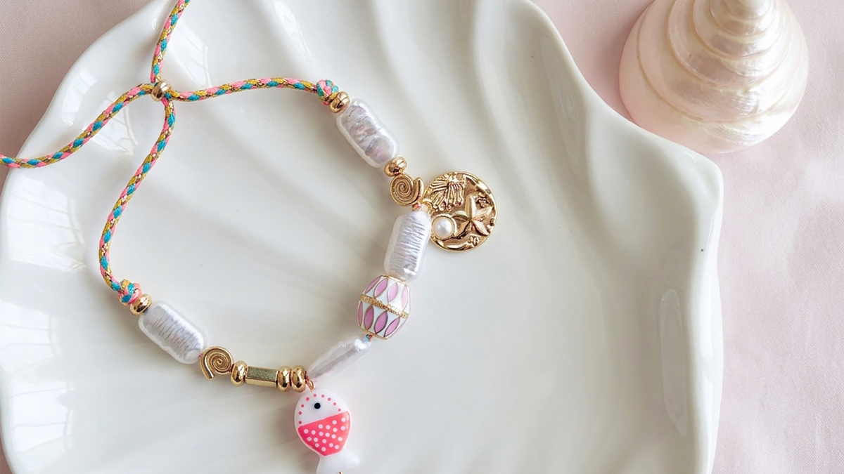 Bracelet marin cordon et breloques : un bijou DIY coloré pour l’été Bracelet marin cordon et breloques : un bijou DIY coloré pour l’été