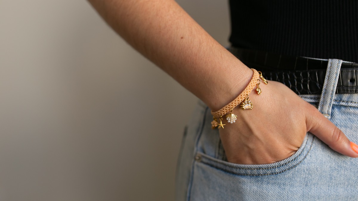 Bracelet en micro-macramé et breloques Bracelet en micro-macramé et breloques