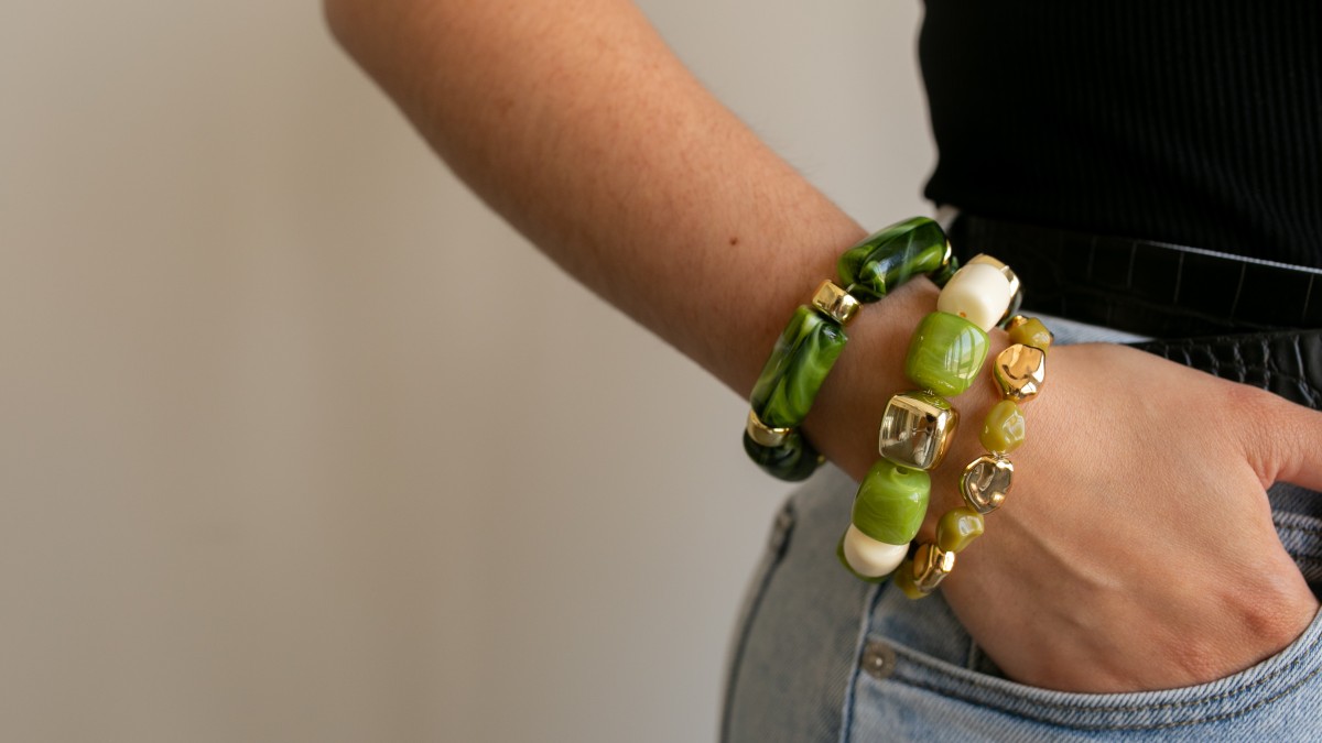 DIY Accumulation de bracelets camaïeu de vert DIY Accumulation de bracelets camaïeu de vert