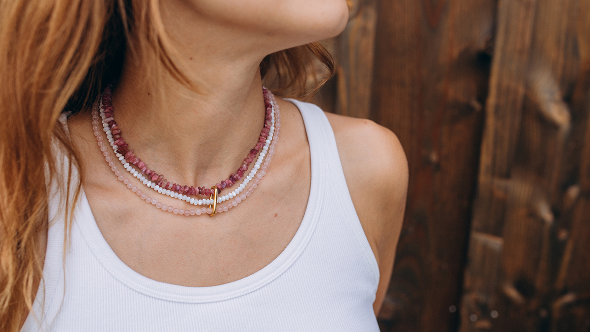Collier multirangs en pierres gemmes et perles en nacre Collier multirangs en pierres gemmes et perles en nacre