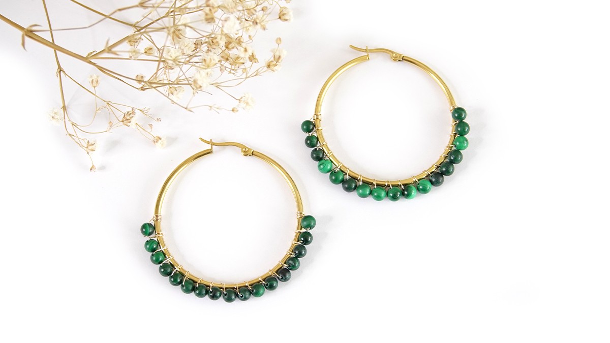 Créoles avec des perles en pierre naturelle malachites Créoles avec des perles en pierre naturelle malachites