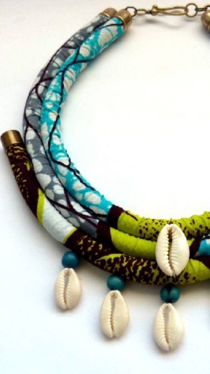 Schéma Collier en tissu wax et coquillages cauris pour l'été Schéma Collier en tissu wax et coquillages cauris pour l'été